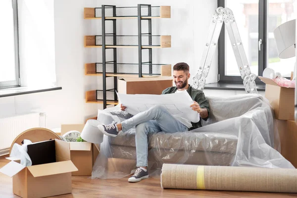 Hombre feliz con el plan de mudanza a un nuevo hogar —  Fotos de Stock