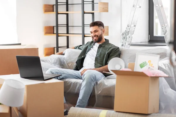 Mann mit Laptop und Umzug in neue Wohnung — Stockfoto