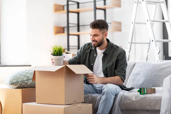 Šťastný muž vybaluje krabice a stěhuje se do nového domova — Stock fotografie