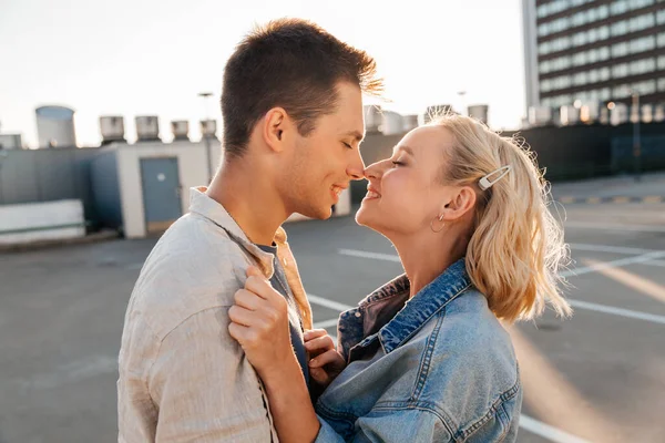 Glückliches junges Paar auf dem Dach des City-Parkhauses — Stockfoto