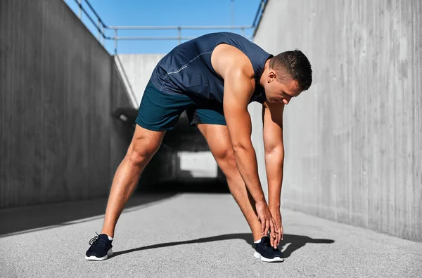 Man doing sports and stretching outdoors — Stock Photo, Image