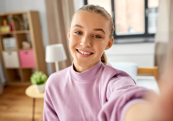 Heureux sourire fille prendre selfie à la maison — Photo