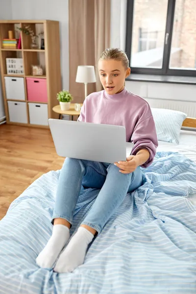 Mädchen zu Hause mit Laptop überrascht — Stockfoto