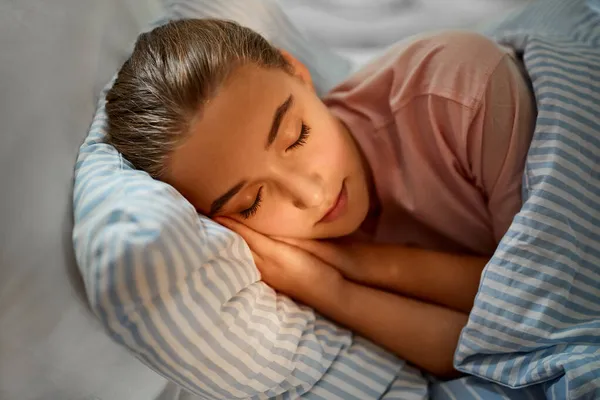Dívka spí v posteli doma — Stock fotografie
