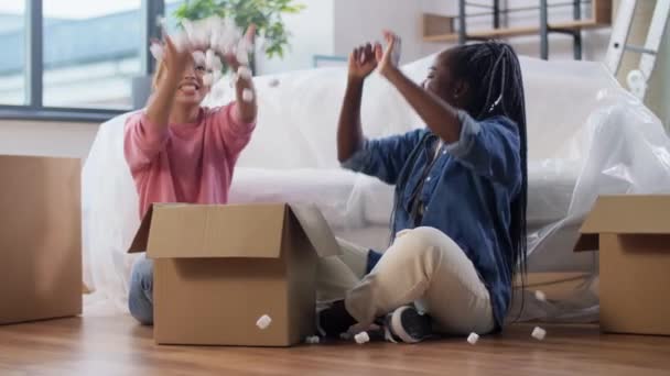 Γυναίκες με κουτί και αφρό φιστίκι κινείται σε νέο σπίτι — Αρχείο Βίντεο