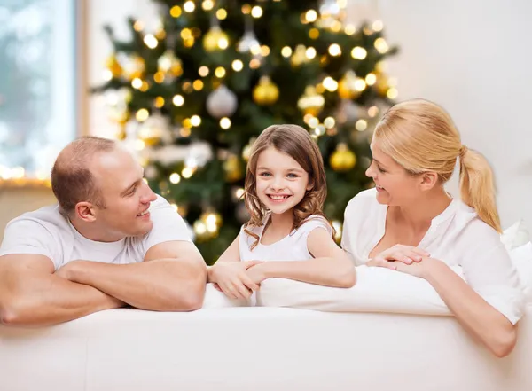 Portret van een gelukkig gezin thuis met kerst — Stockfoto
