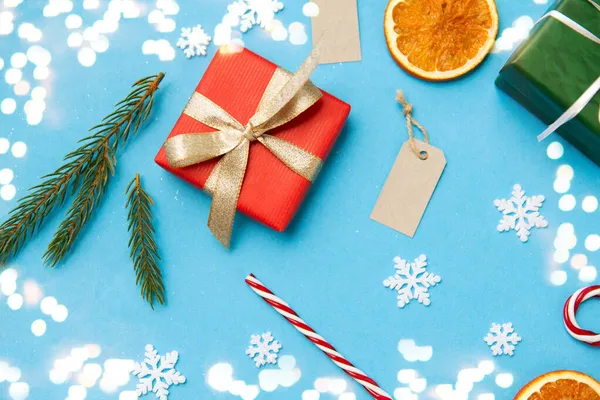 Різдвяні подарунки, гілки, мітки та прикраси — стокове фото