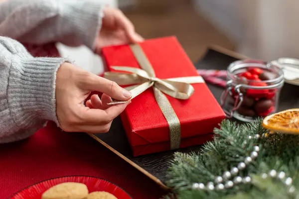 Mani con regalo di Natale, dolcetti e decorazioni — Foto Stock