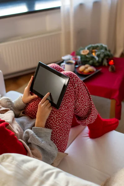 Mujer con Tablet PC en casa en Navidad —  Fotos de Stock