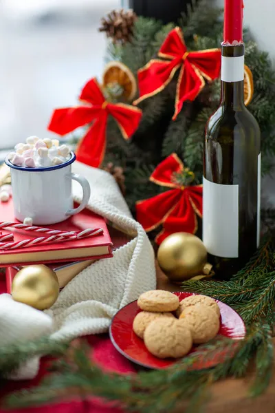 Gâteries et décorations de Noël sur le rebord de la fenêtre — Photo