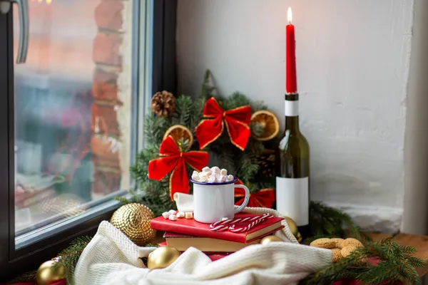 Kerstlekkernijen en decoraties op vensterbank — Stockfoto