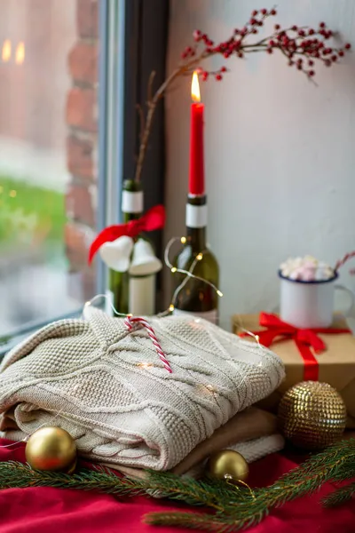 Close-up de suéter e decoração de Natal no peitoril — Fotografia de Stock