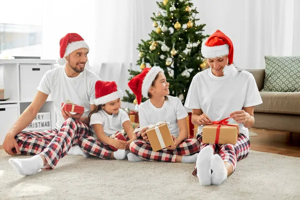 Mutlu aile evde Noel hediyelerini açıyor. — Stok fotoğraf