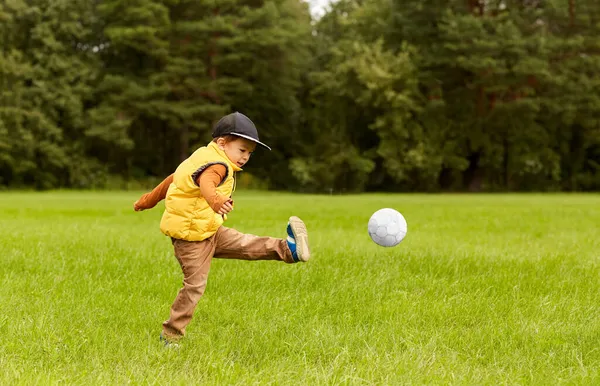 Little boy with ball playing soccer at park — Stock Photo, Image