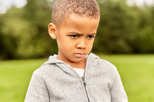 Retrato de niño infeliz en el parque —  Fotos de Stock