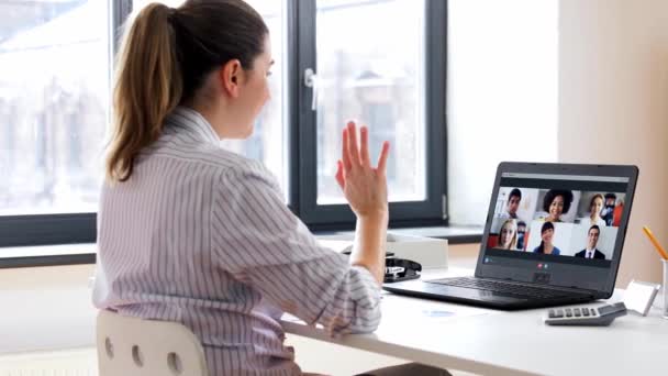 オフィスでビデオ通話をするラップトップを持つ女性は — ストック動画