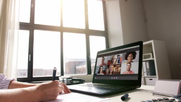 Женщина с ноутбуком с видеозвонком в офисе — стоковое видео