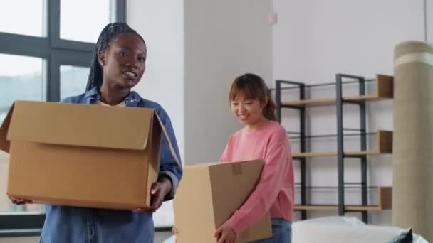 Vrouwen met dozen verhuizen naar nieuw huis — Stockvideo
