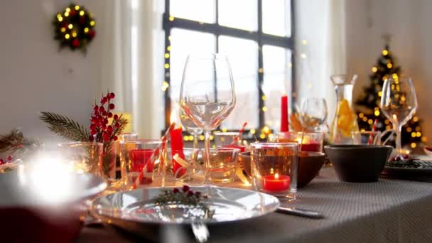 Mesa que sirve para la cena de Navidad en casa — Vídeo de stock