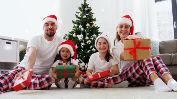 Família com presentes de Natal tem chamada de vídeo em casa — Vídeo de Stock