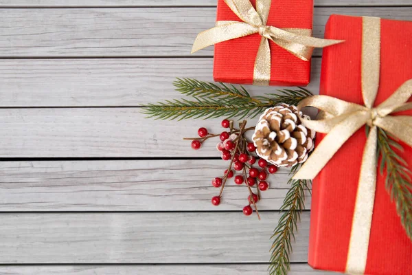 Regalos de Navidad y ramas de abeto con conos de pino — Foto de Stock