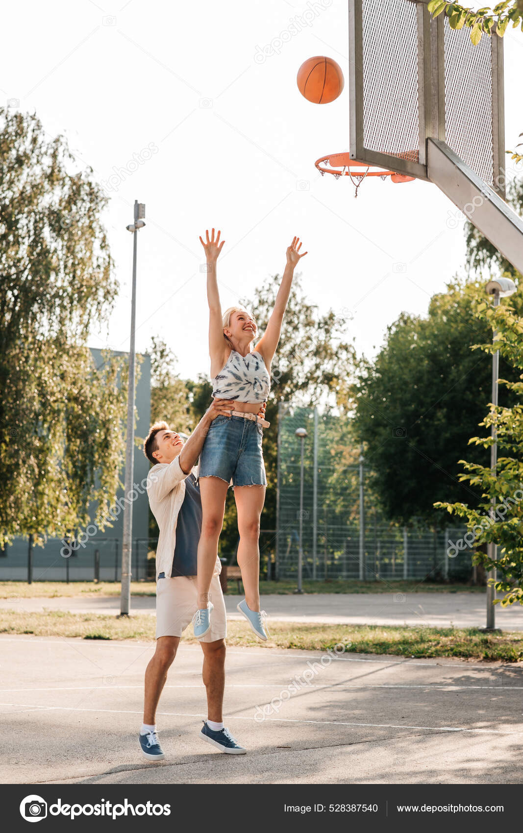 Pessoas jogando basquete