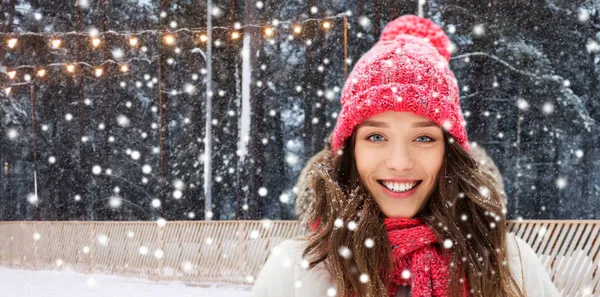 Szczęśliwy nastolatek dziewczyna w zimie nad lodowisko — Zdjęcie stockowe
