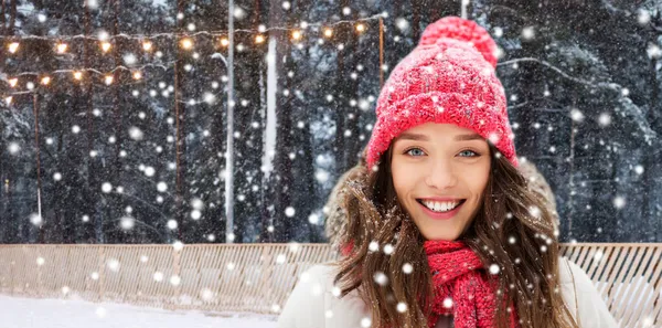 Felice ragazza adolescente in inverno sulla pista di pattinaggio — Foto Stock