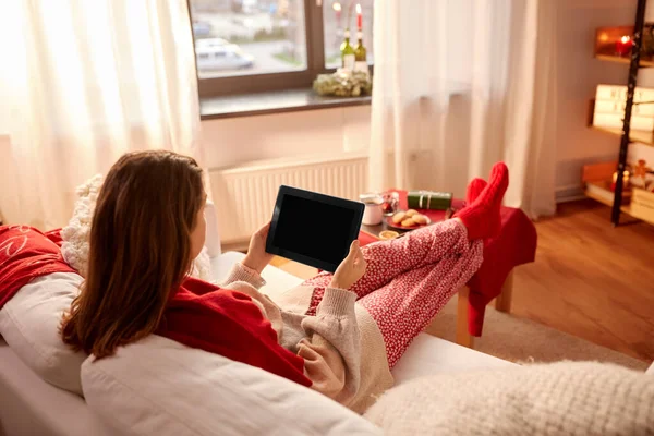 Kvinna med tablett dator hemma på jul — Stockfoto