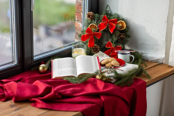 Libro, galletas, taza de café y decoración de Navidad — Foto de Stock