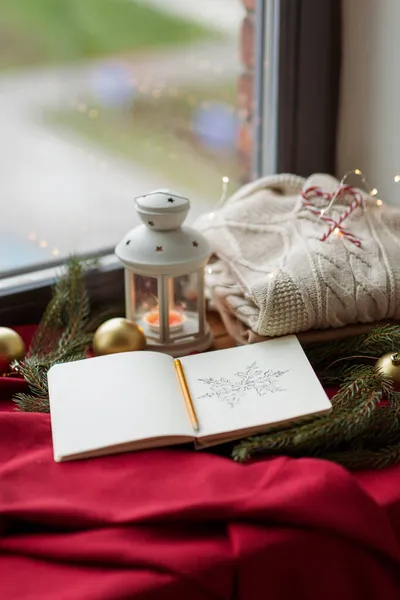 Caderno de esboços, lanterna de Natal, suéter, ramo de abeto — Fotografia de Stock