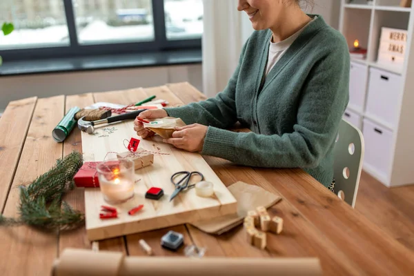 Händer gör jul adventskalender hemma — Stockfoto