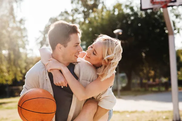 Feliz pareja divirtiéndose en baloncesto parque infantil —  Fotos de Stock