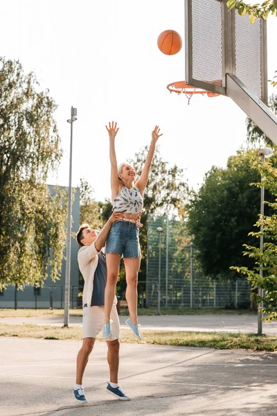 Gelukkig paar spelen op basketbal op speeltuin — Stockfoto