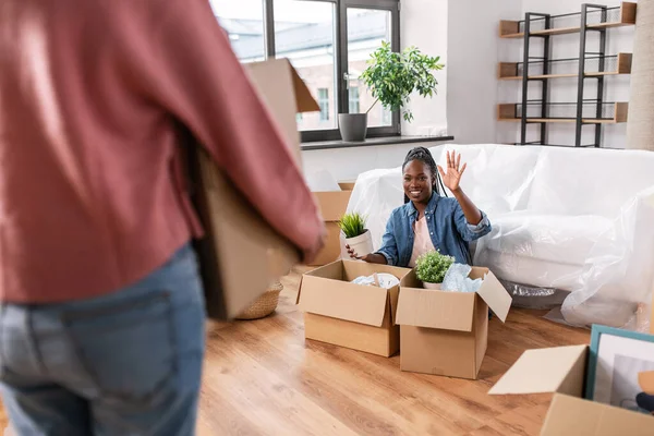 Mujer desempacar cajas y mudarse a un nuevo hogar —  Fotos de Stock
