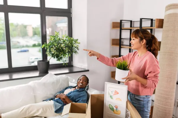 Vrouw uitpakken dozen en verhuizen naar nieuw huis — Stockfoto