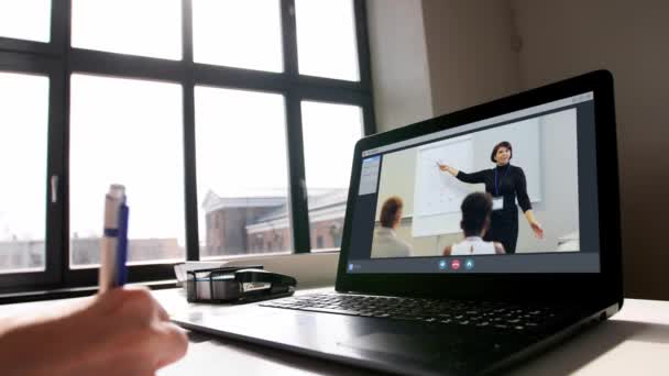 Donna con computer portatile che fa videochiamata in ufficio — Video Stock