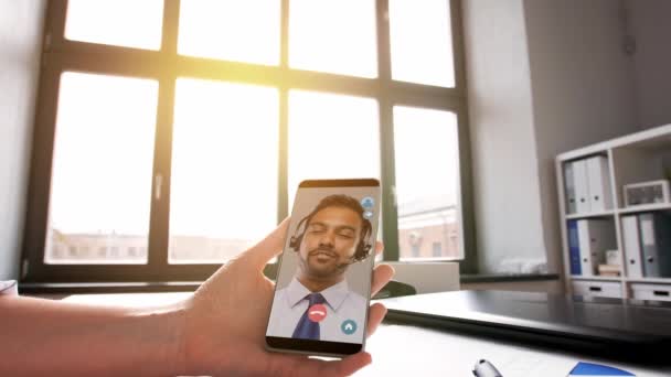 オフィスでビデオ通話でスマホを手にとって — ストック動画