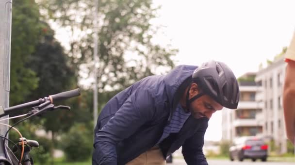 Pria pengiriman makanan bahagia memberikan perintah kepada pelanggan — Stok Video