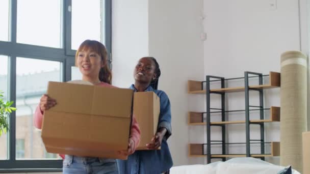 Жінки з коробками виходять на новий будинок — стокове відео