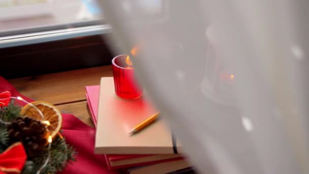 크리스마스 화환, 책, 촛불, 창살 — 비디오