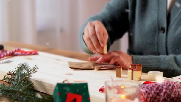 Mujer haciendo calendario de adviento de Navidad en casa — Vídeo de stock