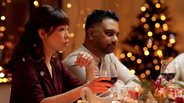クリスマスパーティーでワインを飲む幸せな友達 — ストック動画