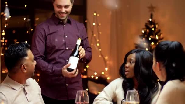 Szczęśliwi przyjaciele pijący wino na przyjęciu świątecznym — Wideo stockowe