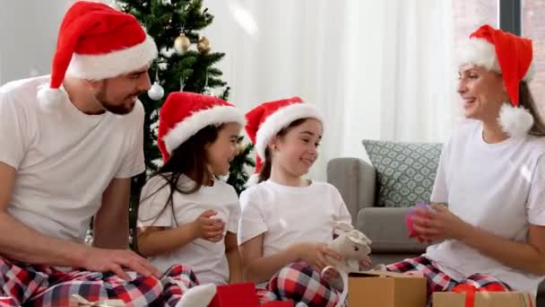 Šťastný rodinný otevírání vánoční dárky doma — Stock video