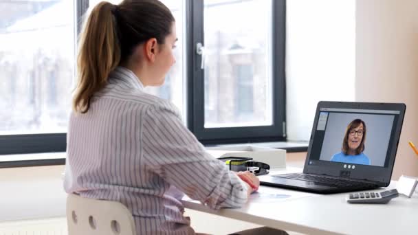 Frau mit Laptop bei Videoanruf im Büro — Stockvideo