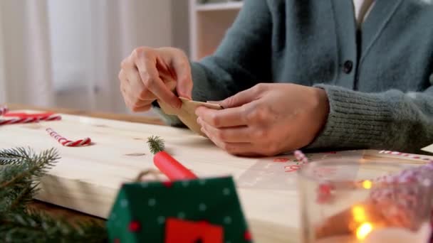 Ręce podejmowania kalendarz adwentowy na Boże Narodzenie w domu — Wideo stockowe