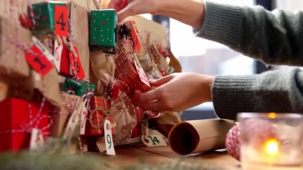 Kezét, hogy a karácsonyi adventi naptár otthon — Stock videók
