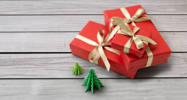 Cajas de regalo y árboles de Navidad en tablas de madera — Foto de Stock