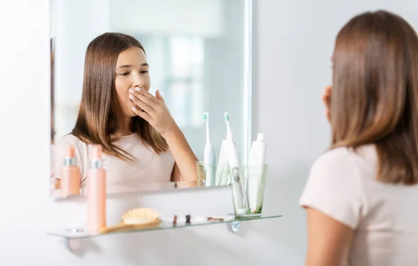 Chica adolescente bostezando en el baño — Foto de Stock